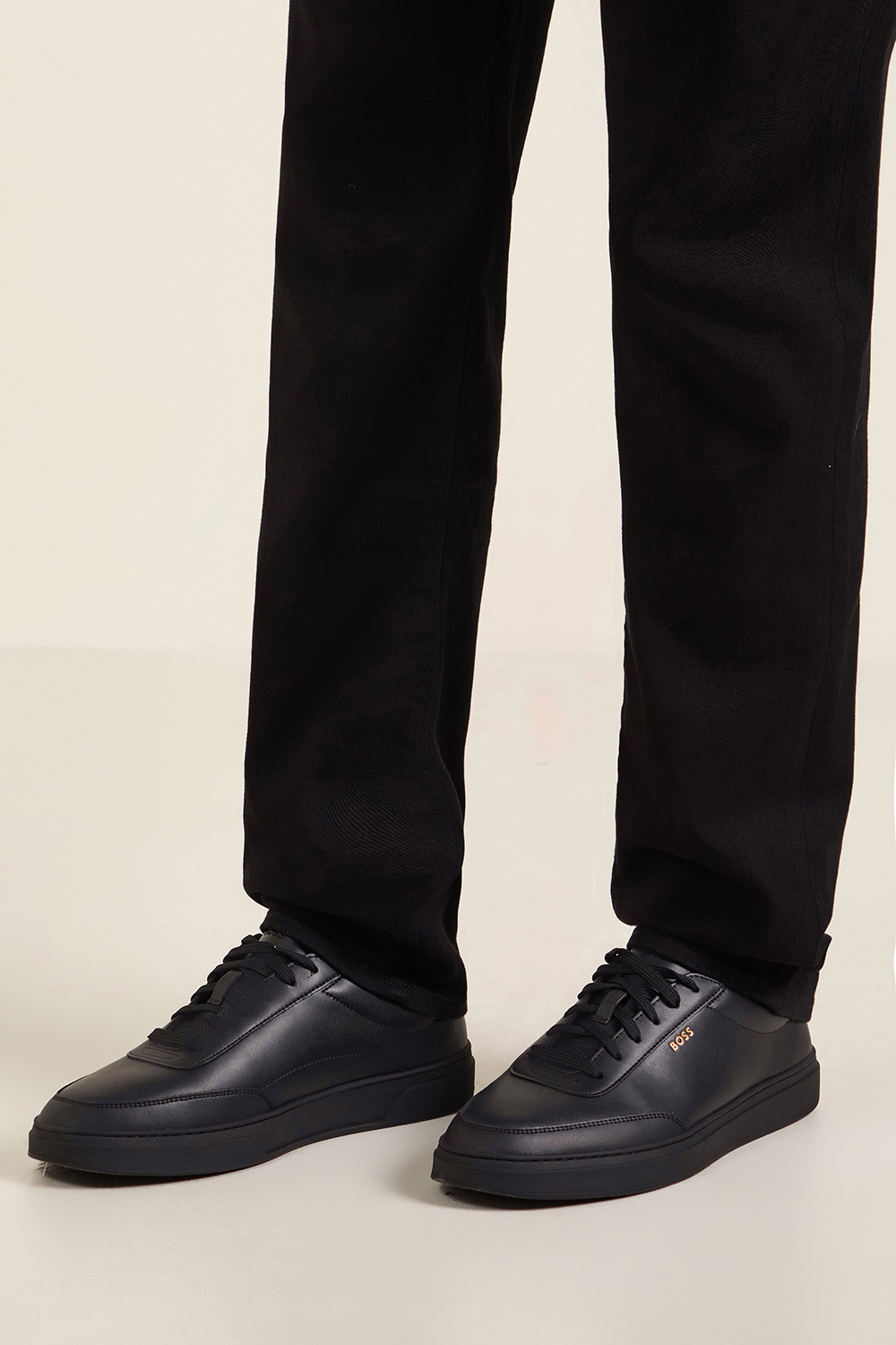 תמונת כל הלוק של נעלי סניקרס